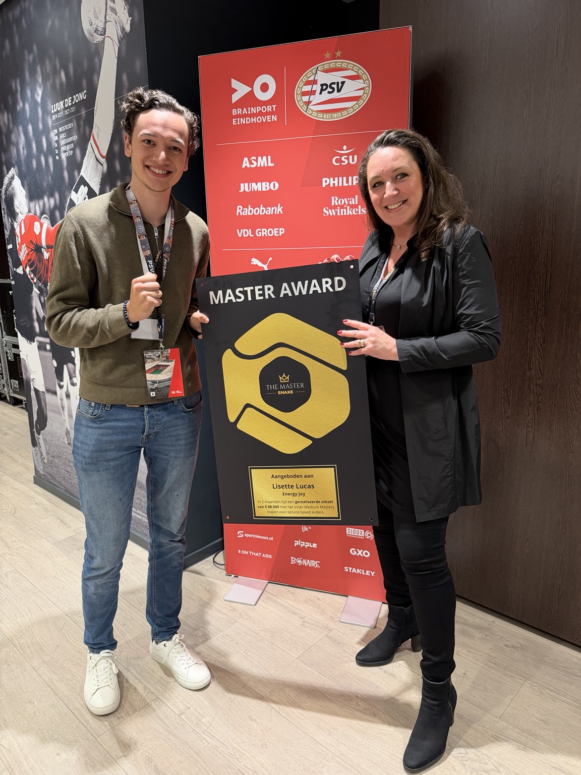 Lisette Lucas met haar oudste zoon Luca de Wit en de Master Award tijdens The Master Shake