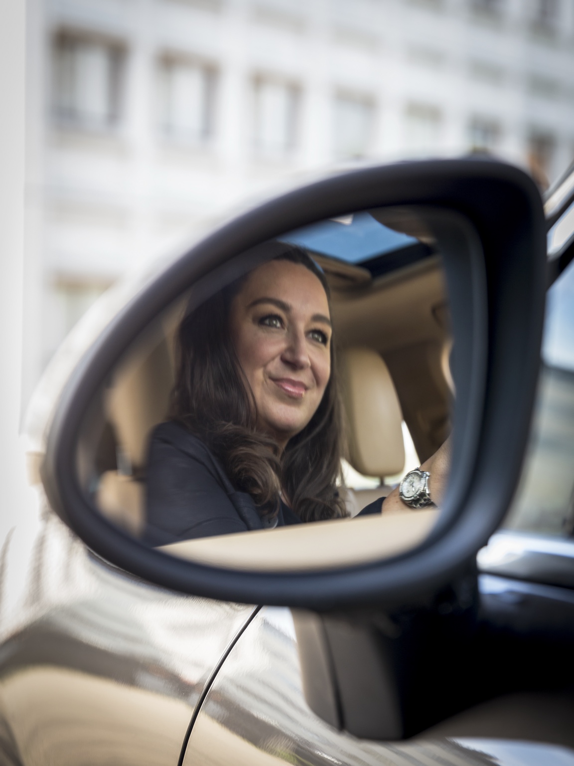 Lisette Lucas weerspiegeld in een autospiegel
