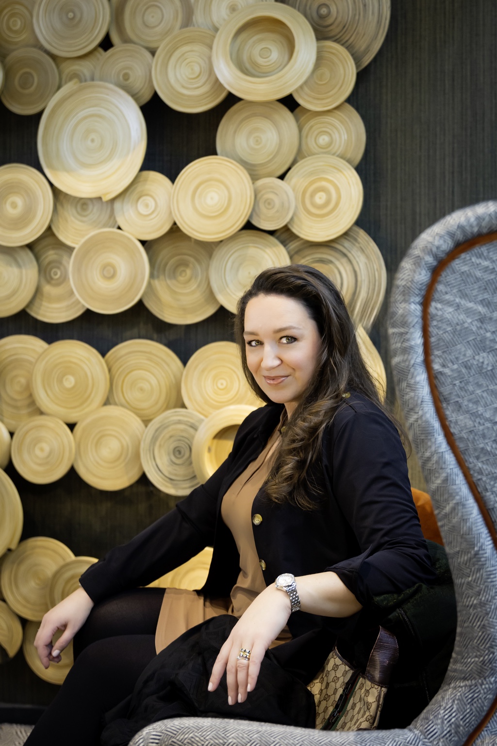 Lisette Lucas in een warme gouden omgeving