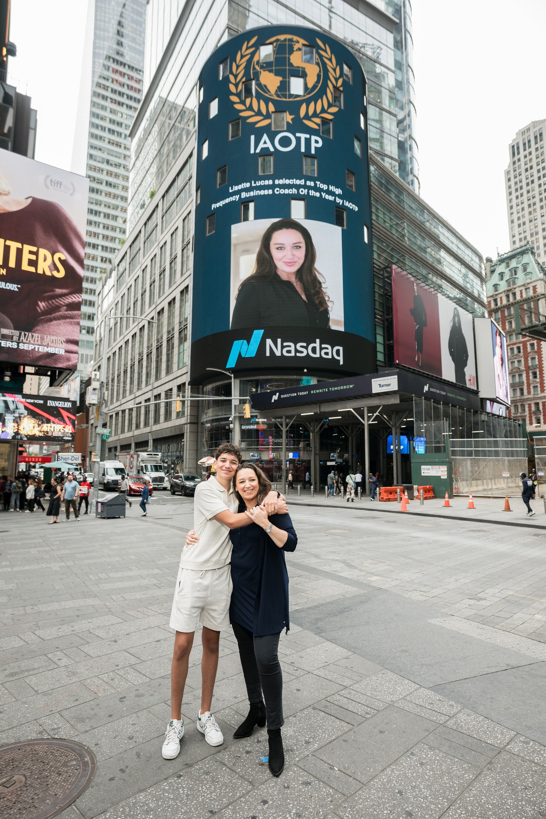 Lisette Lucas met haar jongste zoon Floris voor haar Nasdaq Times Square billboard in New York