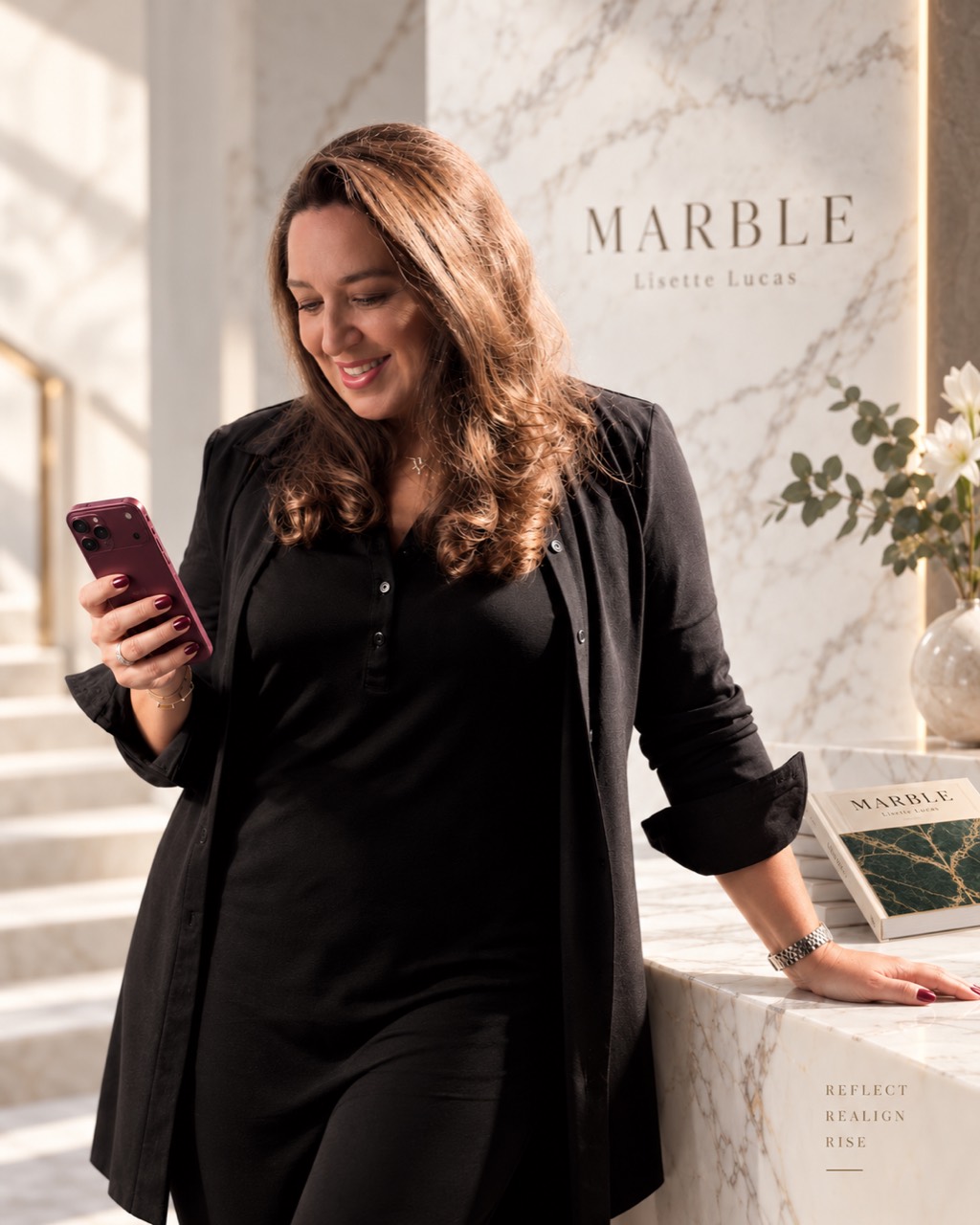 Lisette Lucas bij een marmeren trap, met het MARBLE Magazine naast haar.